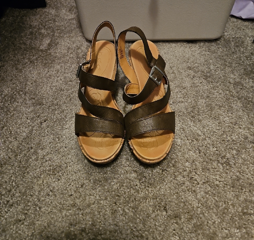 Brown Sandals with Wedge Heel and Open Toe Design